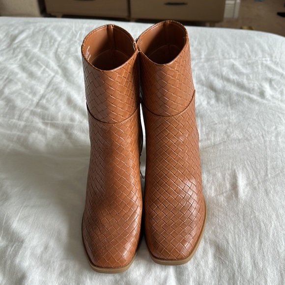 Universal Thread Booties - Picture 2 of 5